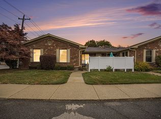 2863 Roundtree Dr, Troy, MI 48083