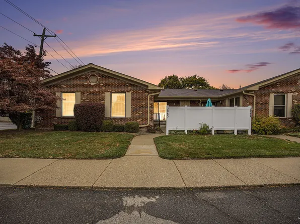 2863 Roundtree Dr, Troy, MI 48083