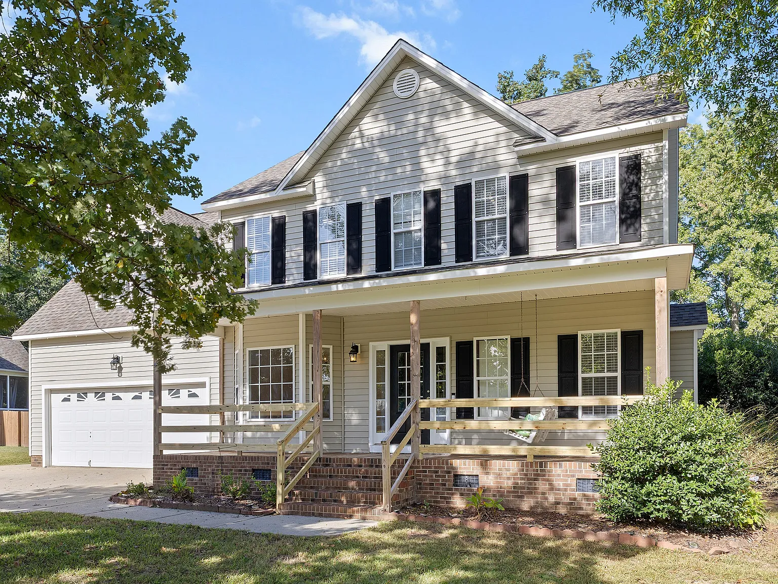 Large home w/fenced in backyard — Photo 1