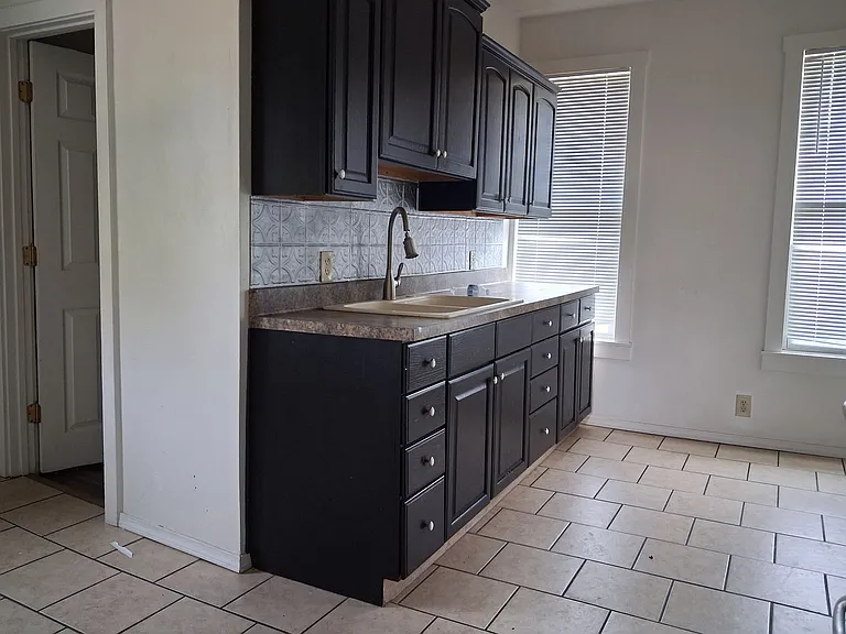 2302 W Vine St — Photo 1