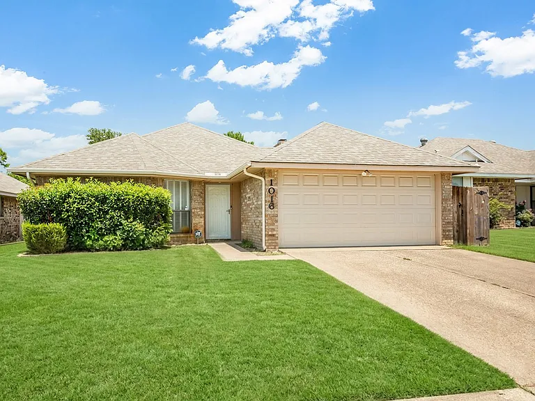 1016 Willowbrook Trl — Photo 1