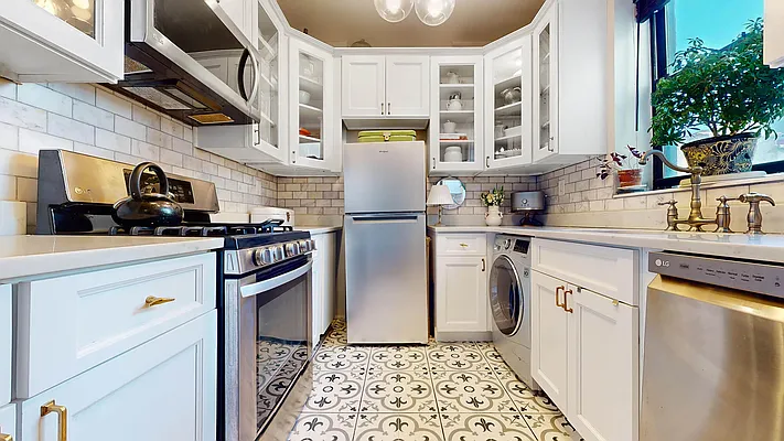 Sold by Bizzarro Agency | media 7