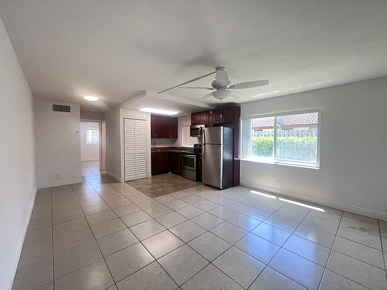 520 NE 44th St #4 — Photo 3