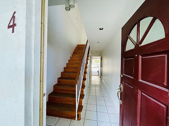 Entryway w/ access to garage