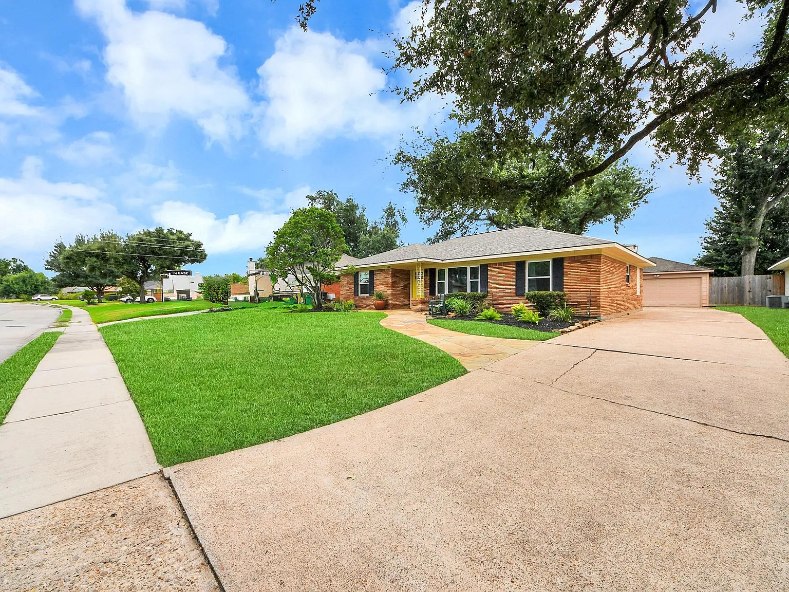 2 bed, 1.0 bath, 1515 sqft, $2,800 — Photo 2