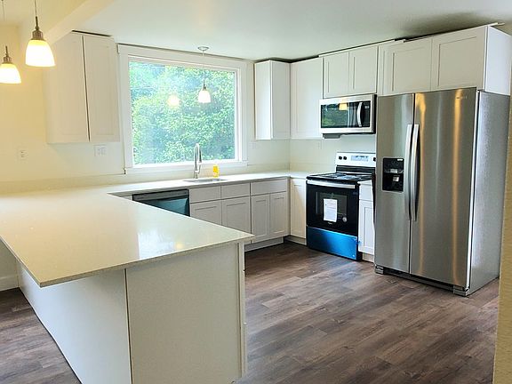 4th image of 745 SW Maplecrest Dr