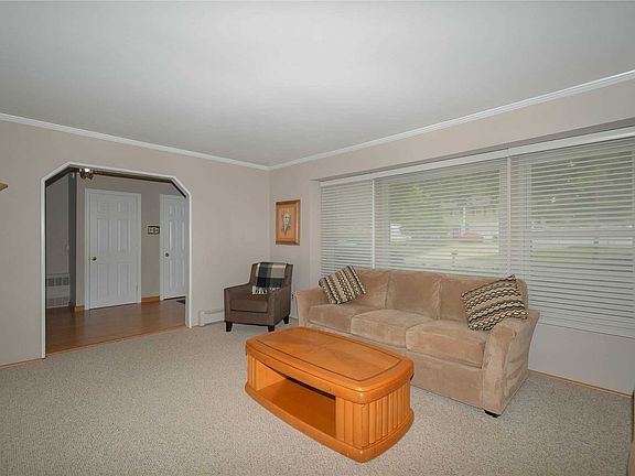 3rd image of 10 Patricia Ln