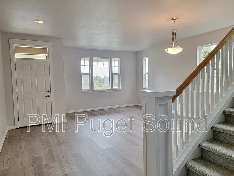 576 Mount Baker Pl NE — Photo 2