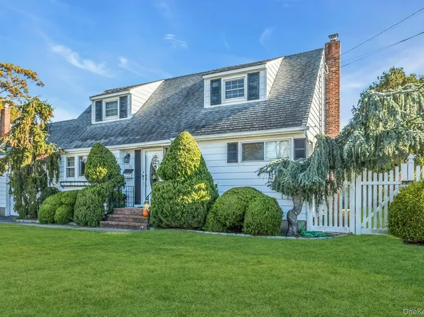 17 Linwood Place, Massapequa Park, NY 11762