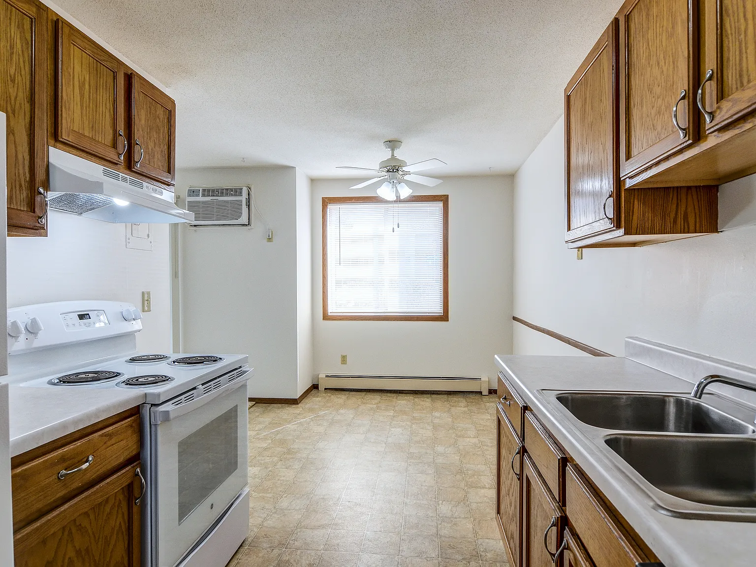 Broadway Village Apartments — Photo 3