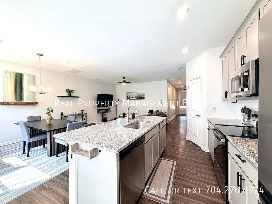 Fully Furnished 3BR/2.5BA Townhouse in Charlotte! — Photo 4