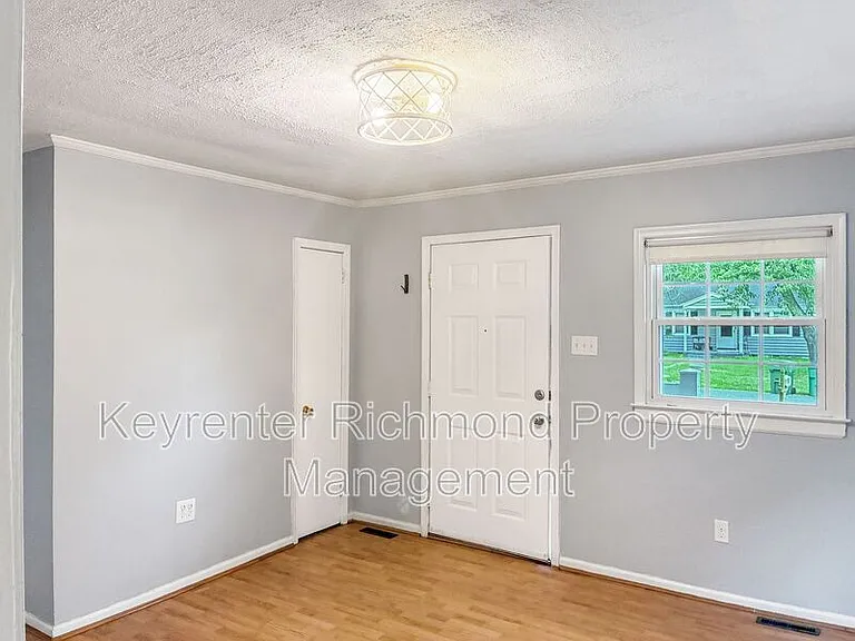 1019 Halsey Ln — Photo 4