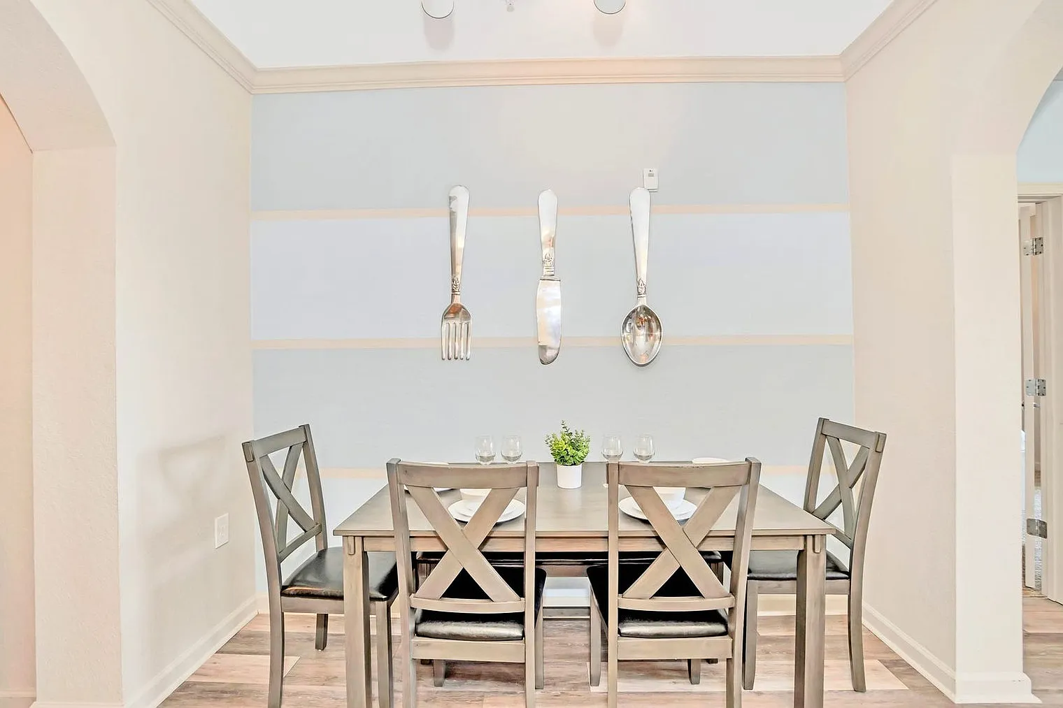 3 bed, 2.0 bath, 1722 sqft, $2,528 — Photo 3