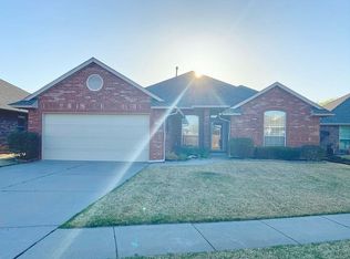 3128 Nighthawk Ln, Moore, OK 73160