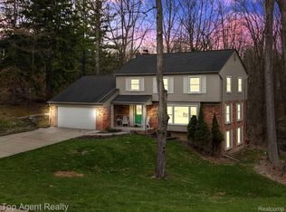 30347 Georgetown Dr, Beverly Hills, MI 48025