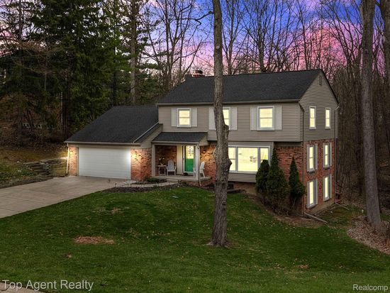 30347 Georgetown Dr, Beverly Hills, MI 48025