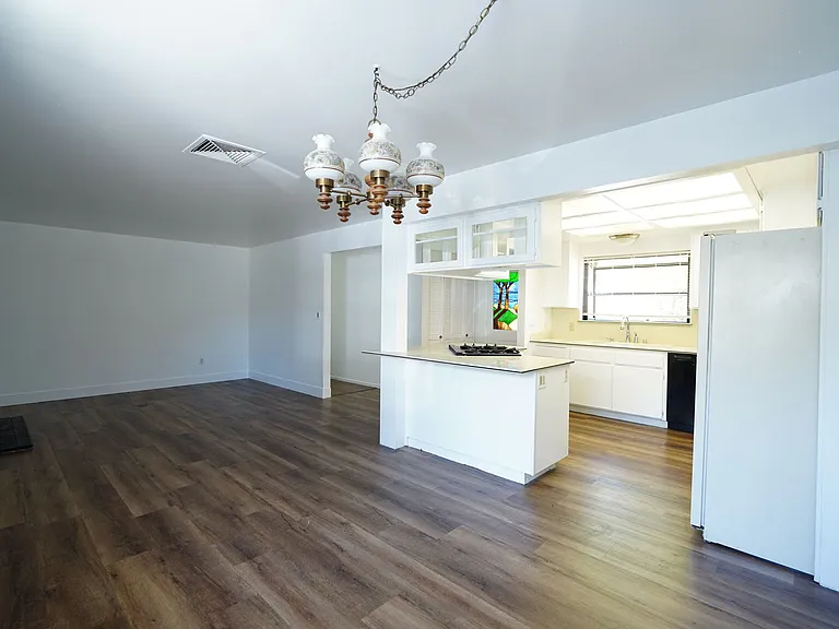 220 Lilac Ct — Photo 12