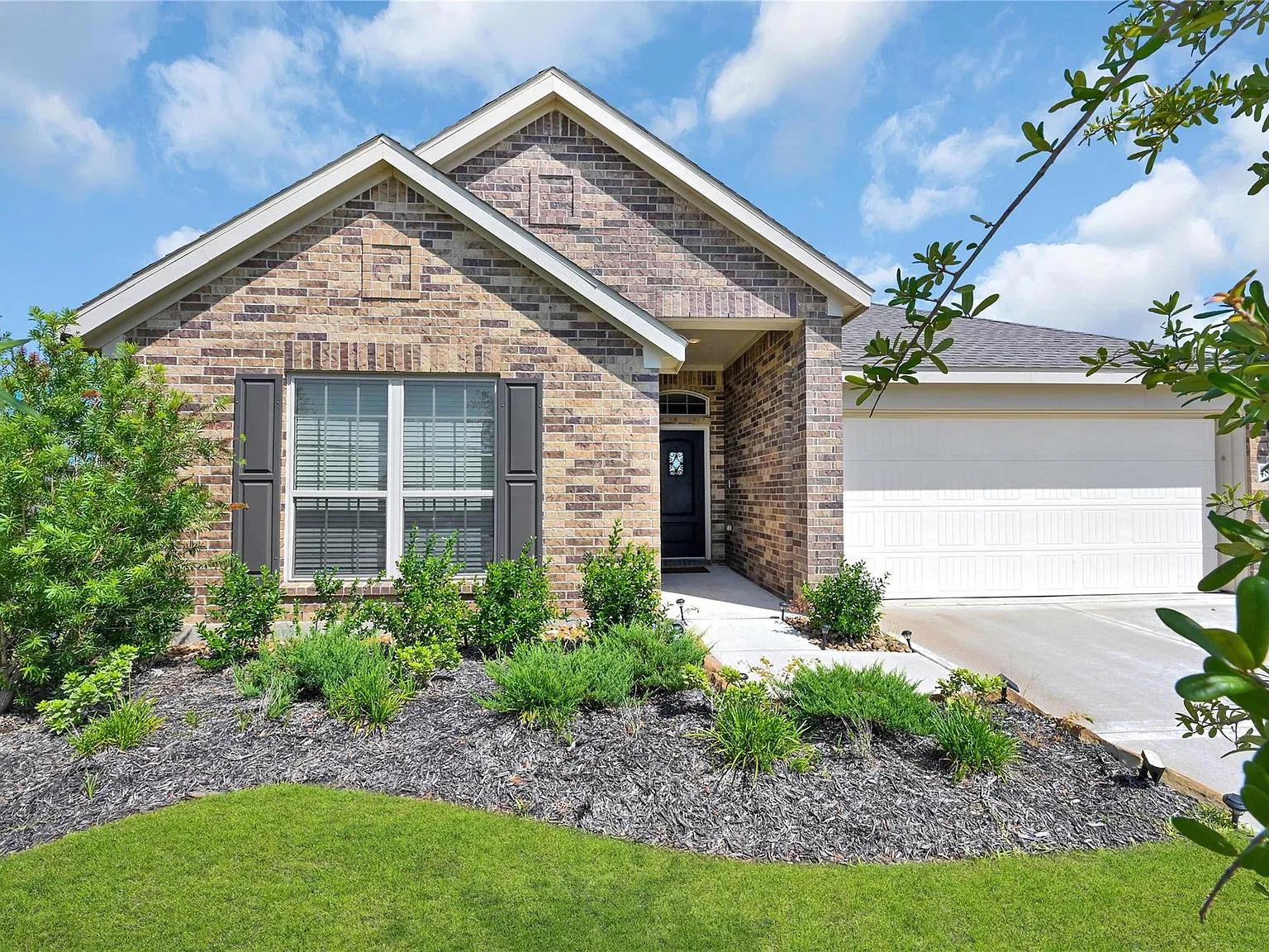 3 bed, 2.0 bath, 2109 sqft, $2,600 — Photo 3