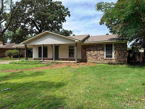 3rd image of 1000 Towering Oaks Dr