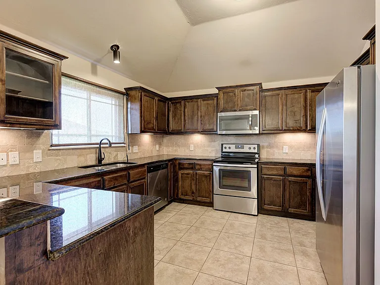 915 Lazywood Dr — Photo 14