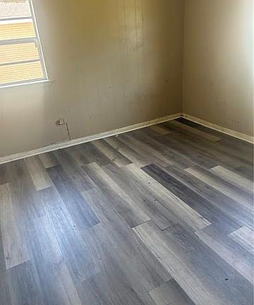 3rd image of 900 Oak Ave