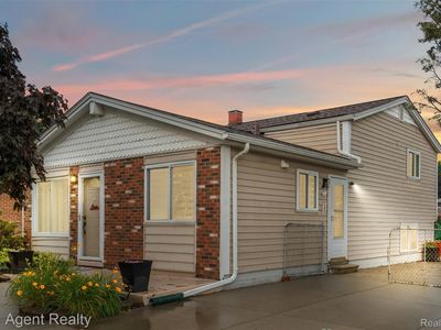 22123 Ridgeway St, Saint Clair Shores, MI, 48080