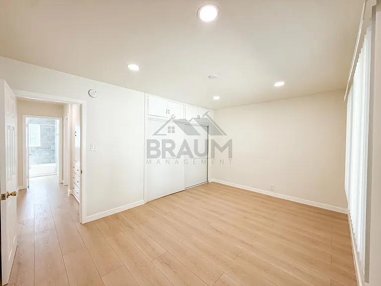 15550 Vanowen St — Photo 16