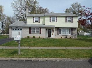 2 Dawn Rd, Levittown, PA 19056