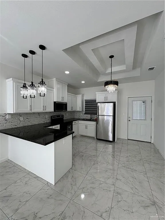3 bed, 2.0 bath, 1095 sqft, $1,300 — Photo 3