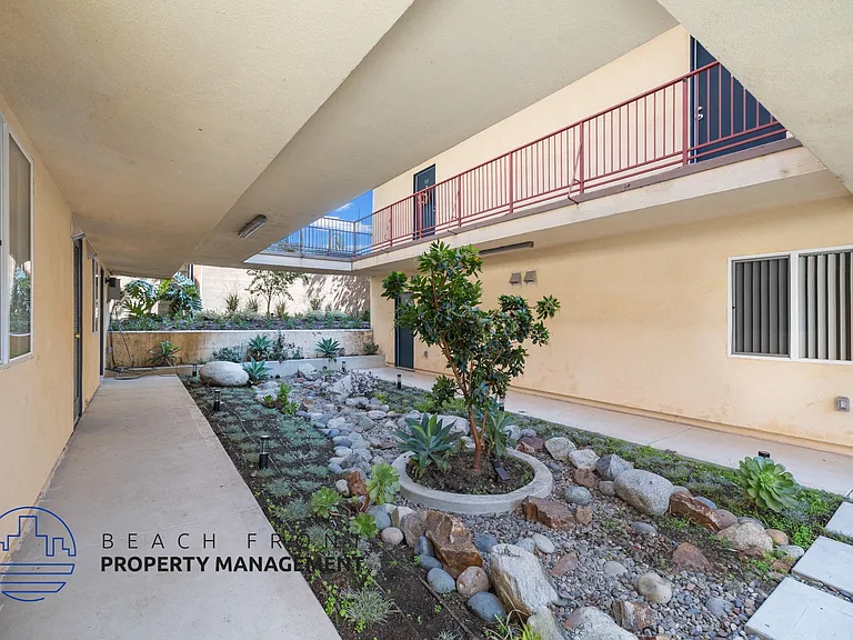 3320 Redondo Beach Blvd — Photo 14