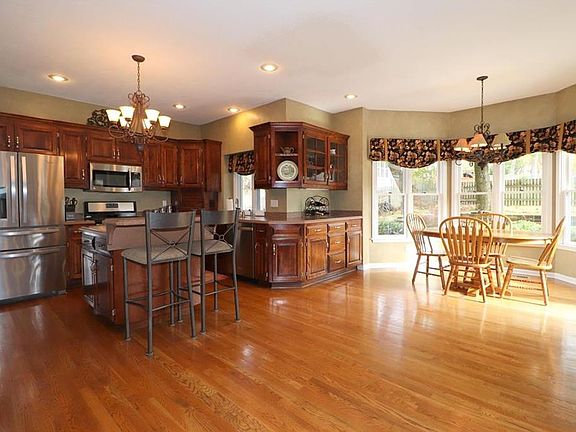 3rd image of 1113 White Oak Ln