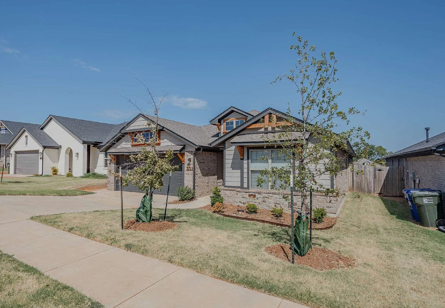 3 bed, 2.0 bath, 2136 sqft, $2,300 — Photo 2