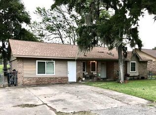209 Lakewood Dr, Clute, TX 77531