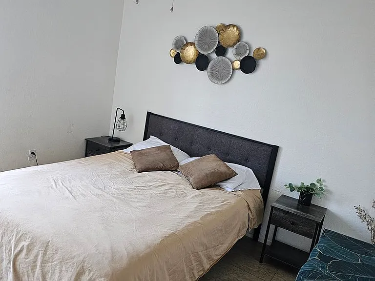 712 N Santa Barbara #1 — Photo 24