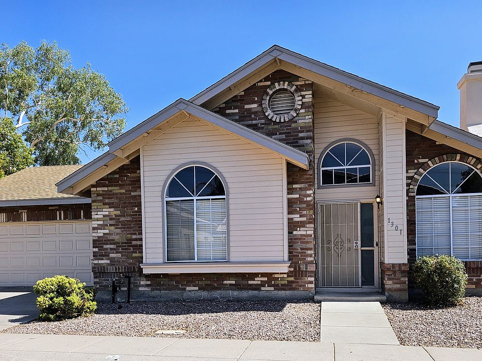 2 Bedrooms, 2 Full Bathrooms, 2 car garage, back yard, community pool. Lake community.