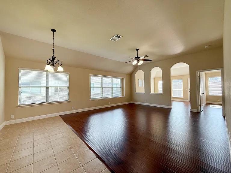 4303 Oak Bluff Dr — Photo 13