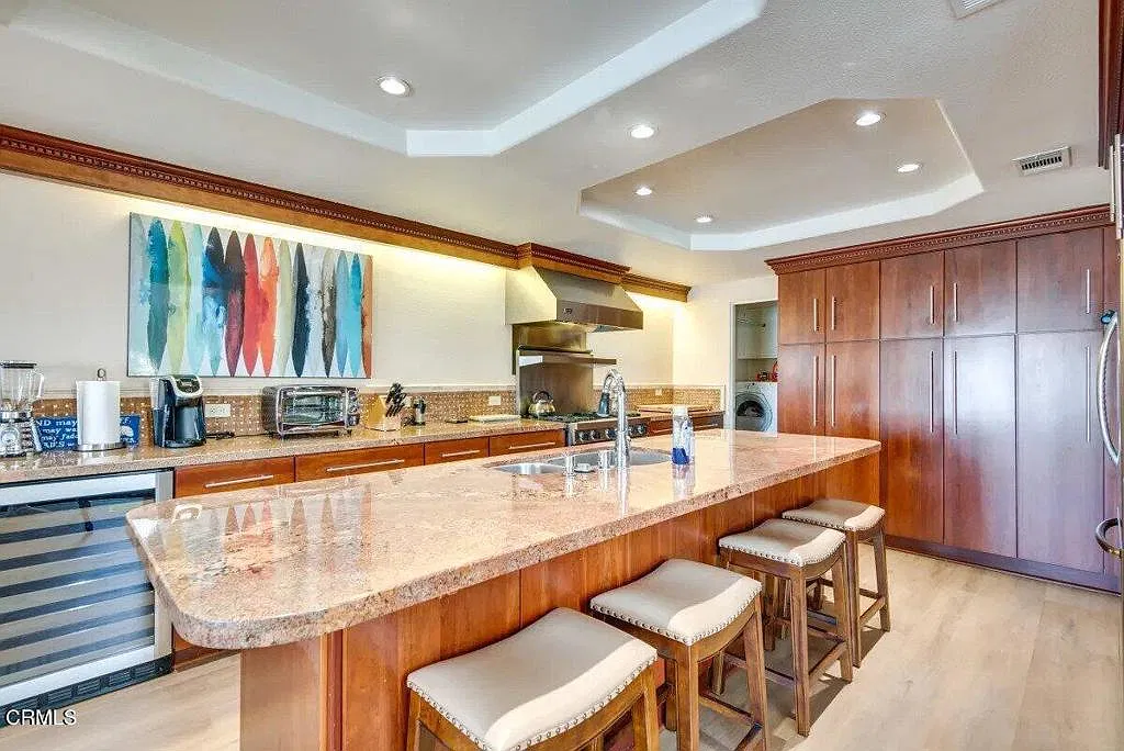 4 bed, 3.0 bath, 2500 sqft, $8,500 — Photo 3