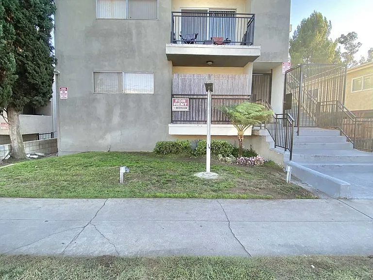 Moorpark St — Photo 2