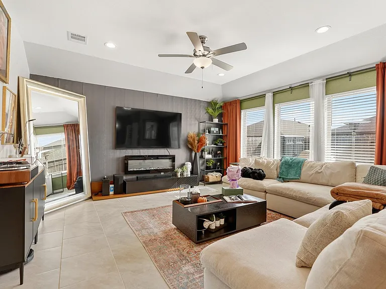 1511 Maple Ridge Dr — Photo 5