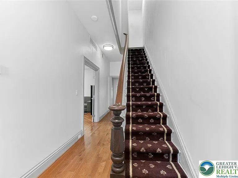 401 W Broad St — Photo 18