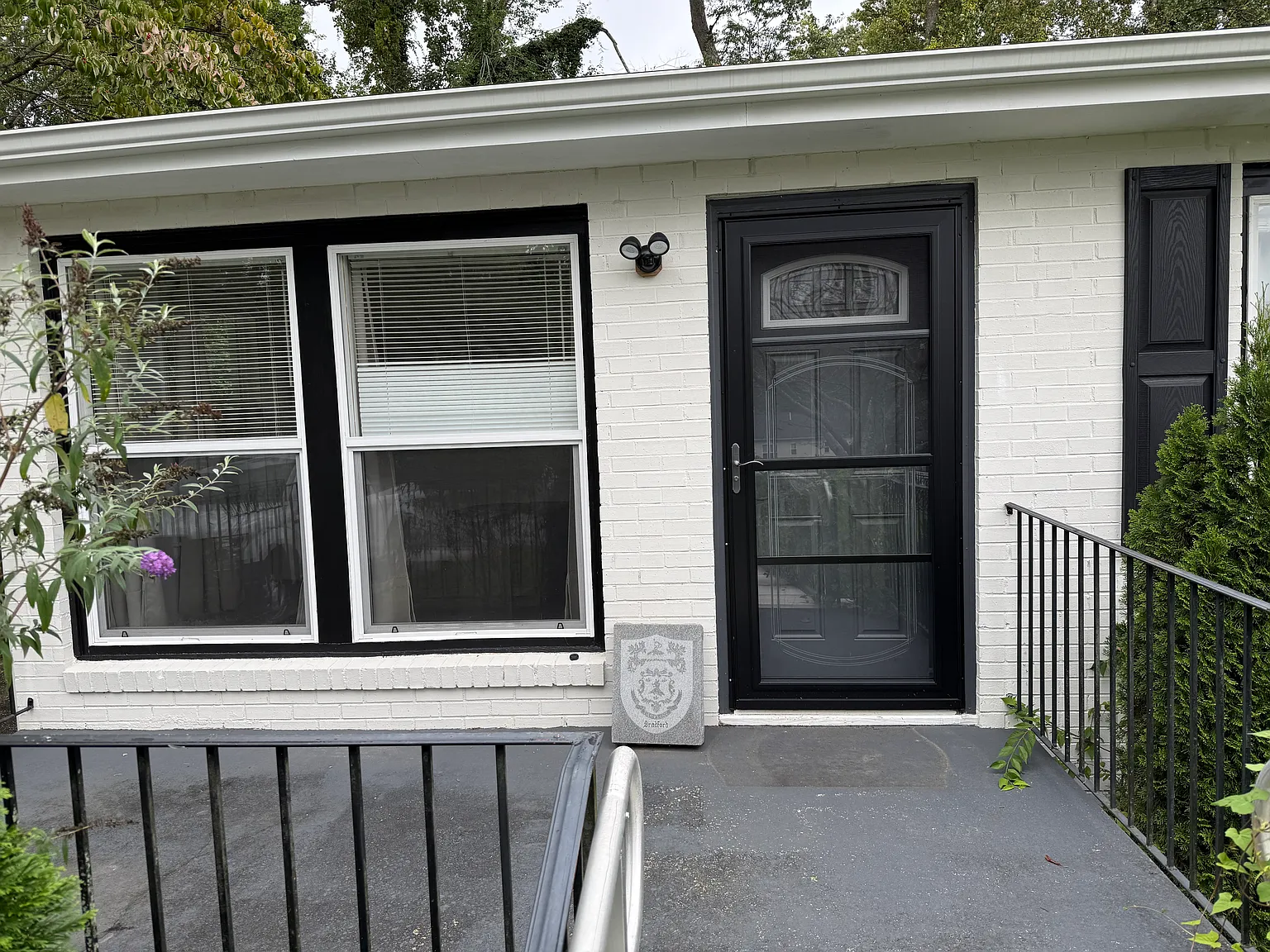 3 bed, 1075 sqft, $1,950 — Photo 1
