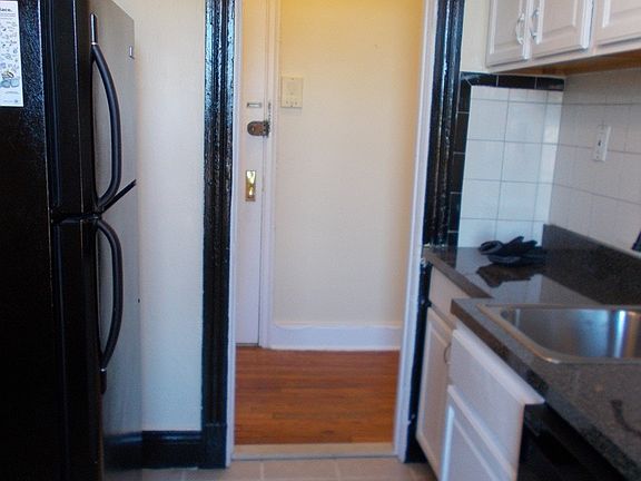4th image of 434 Park Pl APT 4A