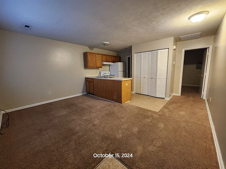 64 Patricia Dr — Photo 2