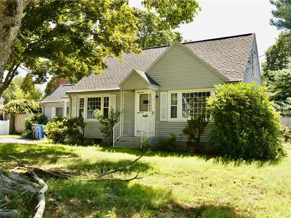 15 Westhill Dr, Cranston, RI 02920