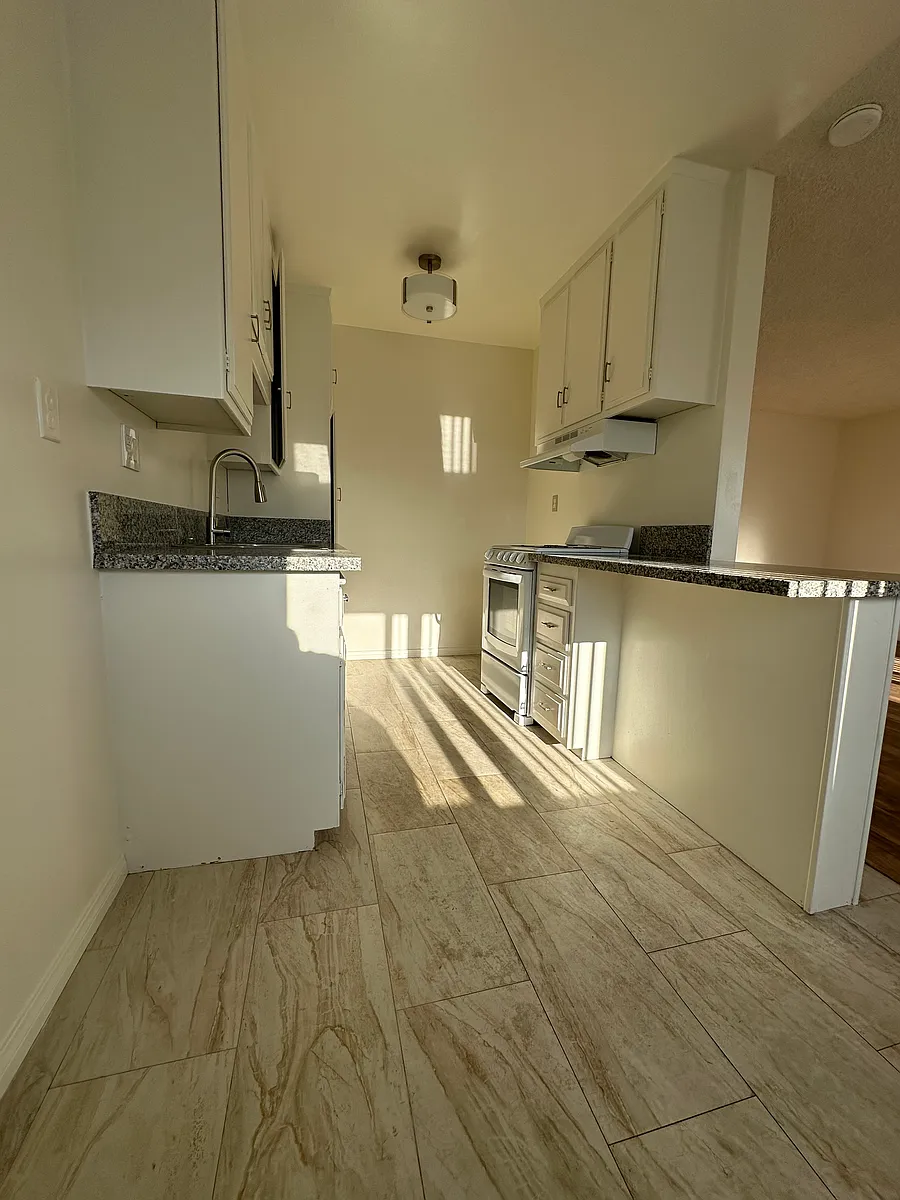 Building Photo - 5200 W Wooley Rd #5