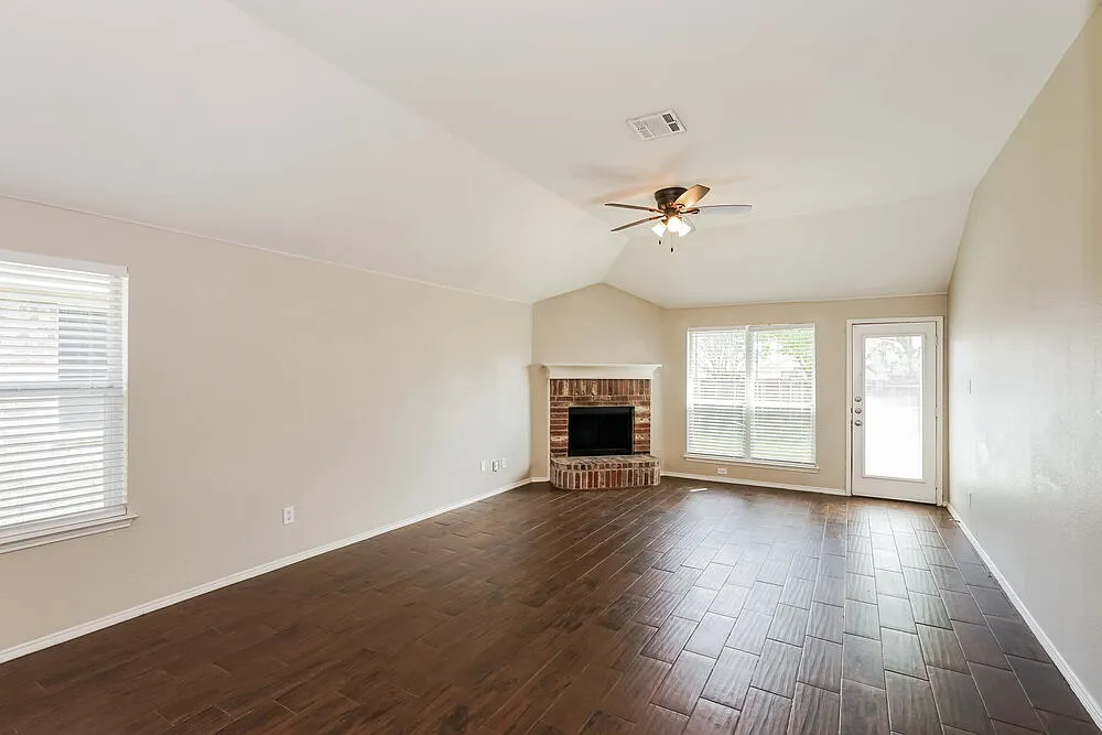 3 bed, 2.0 bath, 1525 sqft, $2,155 — Photo 3