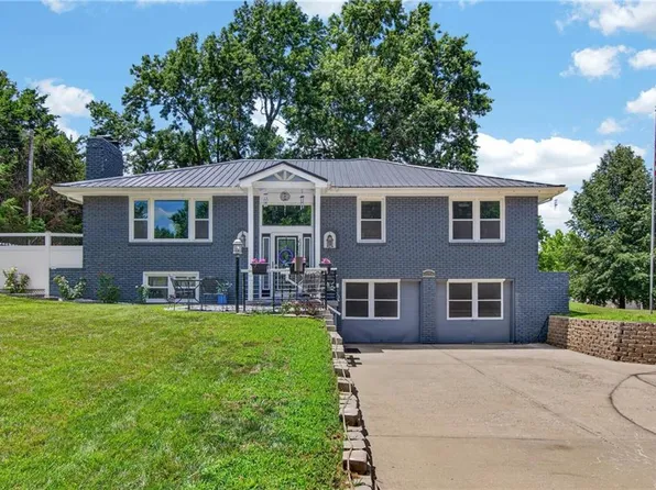 3204 SW Shadow Brook Dr, Blue Springs, MO 64015