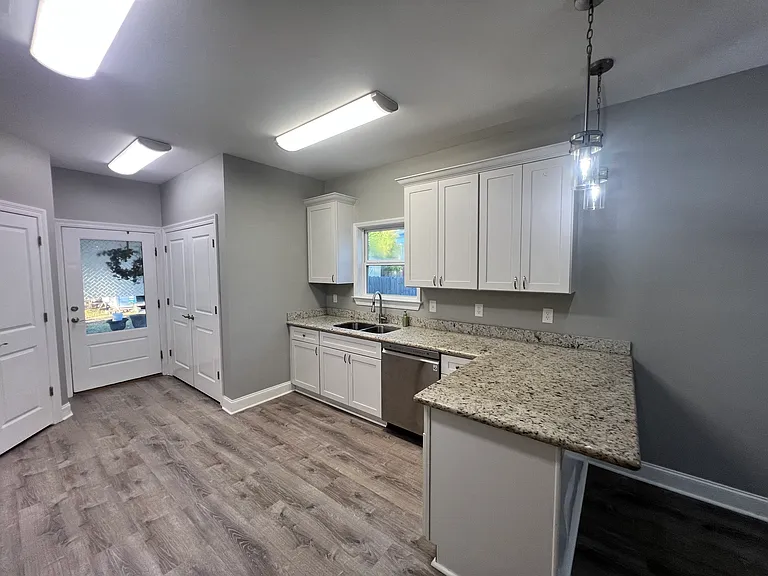 504 E Magee St — Photo 5