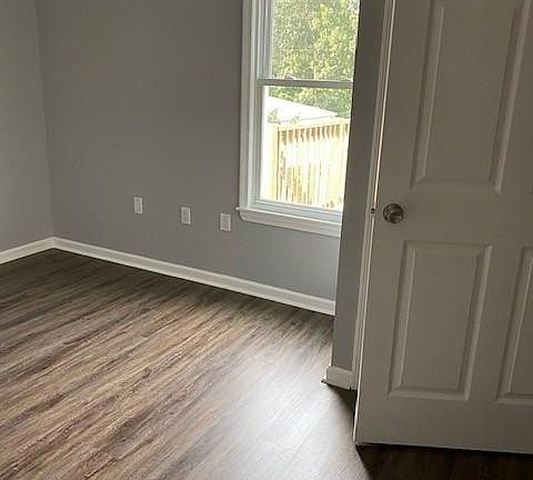 5th image of 1-30-32 Burke St #1