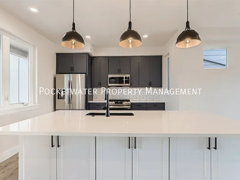 1343 Baker St — Photo 8